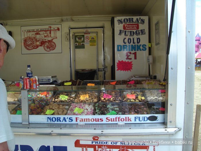 Ярмарка , английская барахолка или распродажа из багажника машины