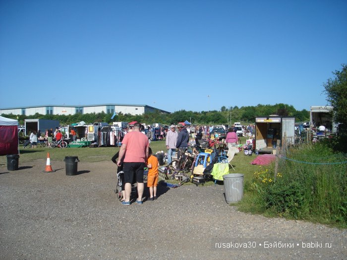 Ярмарка , английская барахолка или распродажа из багажника машины