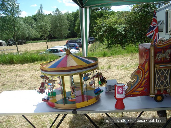 Ярмарка , английская барахолка или распродажа из багажника машины