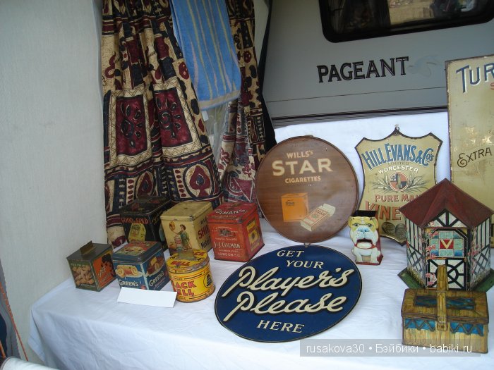 Ярмарка , английская барахолка или распродажа из багажника машины