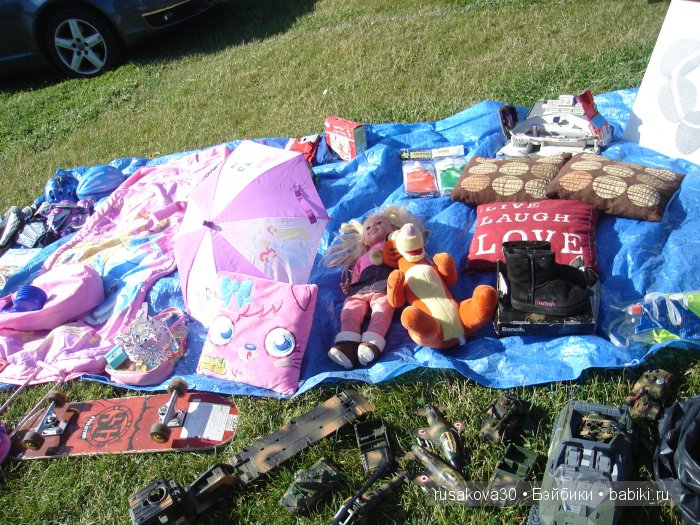 Ярмарка , английская барахолка или распродажа из багажника машины
