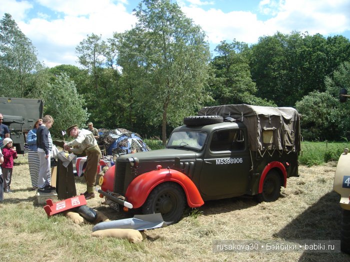 Ярмарка , английская барахолка или распродажа из багажника машины