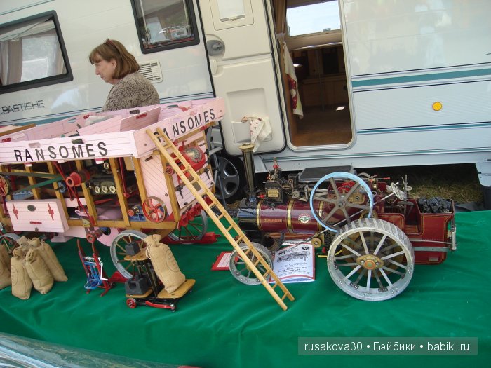 Ярмарка , английская барахолка или распродажа из багажника машины