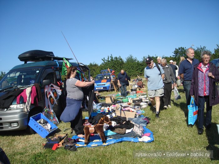 Ярмарка , английская барахолка или распродажа из багажника машины