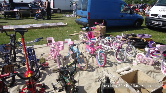 Ярмарка , английская барахолка или распродажа из багажника машины