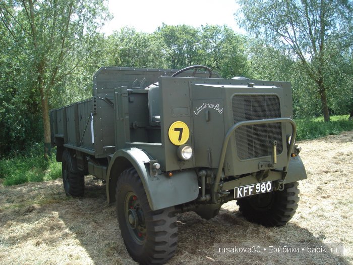 Ярмарка , английская барахолка или распродажа из багажника машины