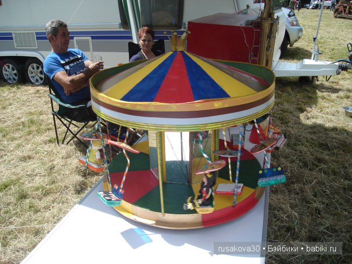 Ярмарка , английская барахолка или распродажа из багажника машины