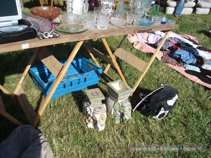 Ярмарка , английская барахолка или распродажа из багажника машины