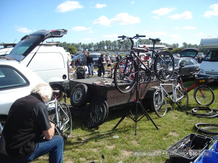 Ярмарка , английская барахолка или распродажа из багажника машины