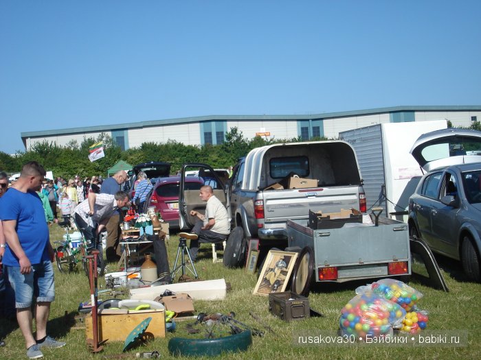 Ярмарка , английская барахолка или распродажа из багажника машины