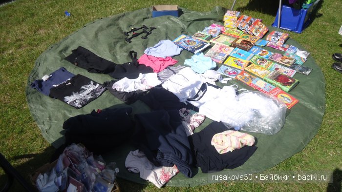 Ярмарка , английская барахолка или распродажа из багажника машины