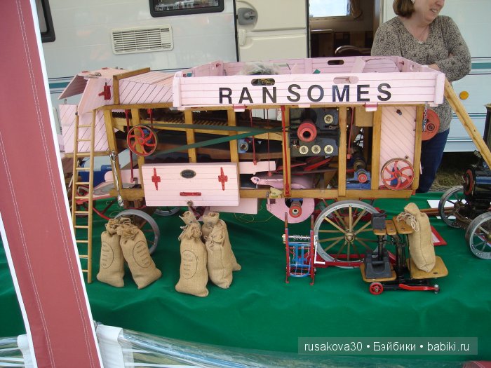 Ярмарка , английская барахолка или распродажа из багажника машины