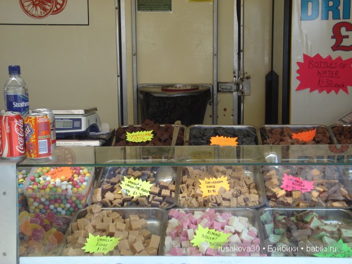 Ярмарка , английская барахолка или распродажа из багажника машины