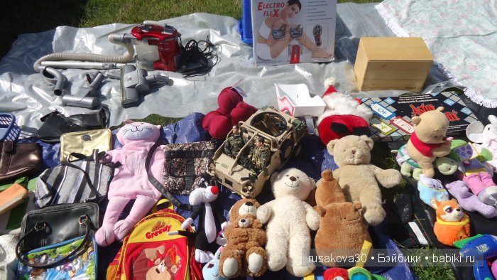 Ярмарка , английская барахолка или распродажа из багажника машины