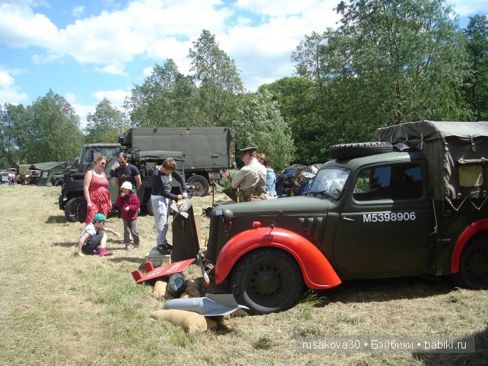 Ярмарка , английская барахолка или распродажа из багажника машины