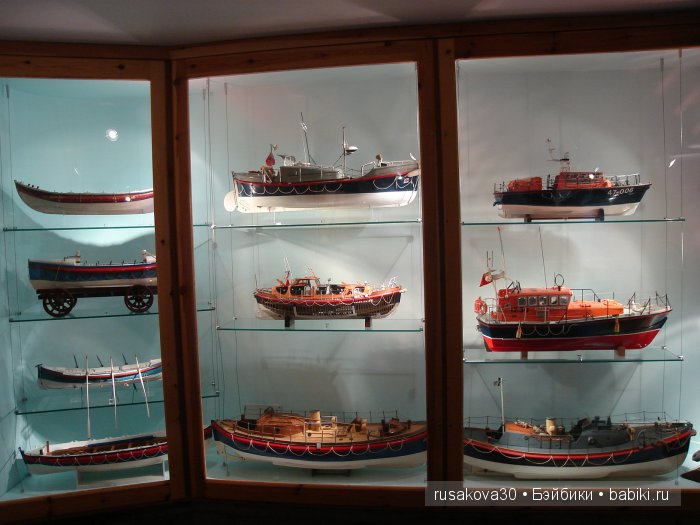 Море, море - мир бездонный, Пенный шелест волн прибрежных