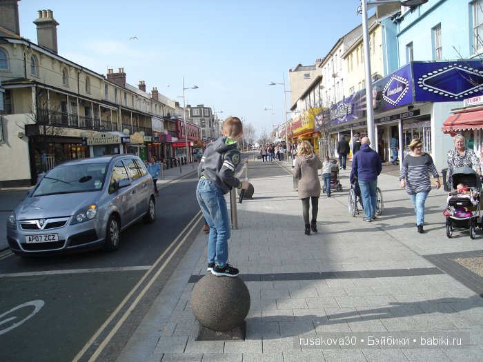 Кла́ктон-он-Си́ курортный городок около моря