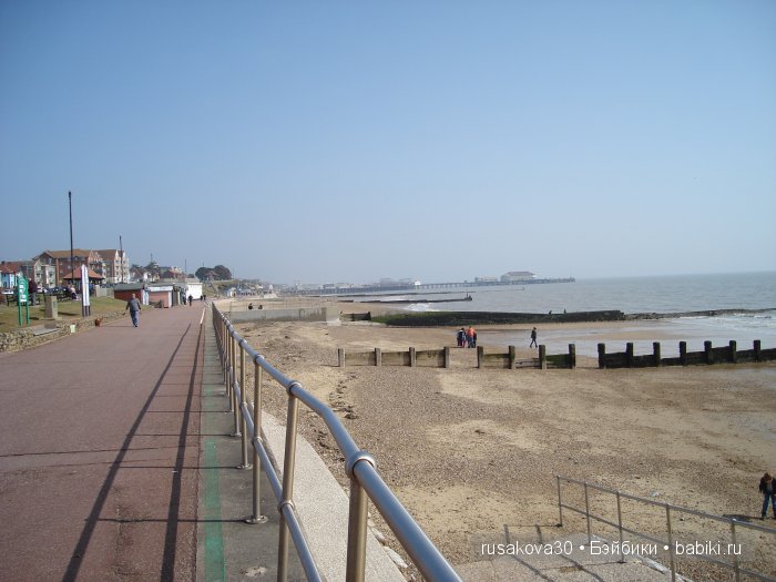 Кла́ктон-он-Си́ курортный городок около моря