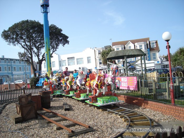 Кла́ктон-он-Си́ курортный городок около моря