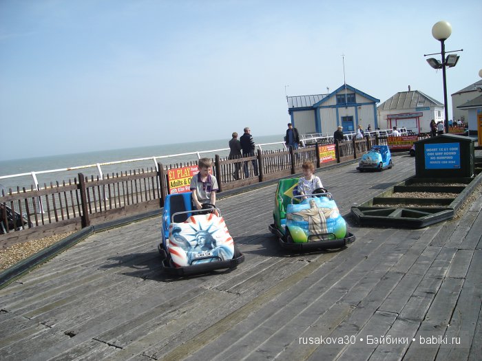 Кла́ктон-он-Си́ курортный городок около моря