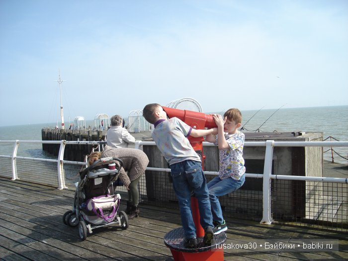 Кла́ктон-он-Си́ курортный городок около моря