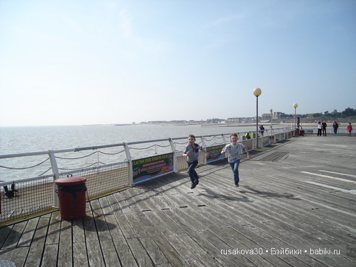 Кла́ктон-он-Си́ курортный городок около моря