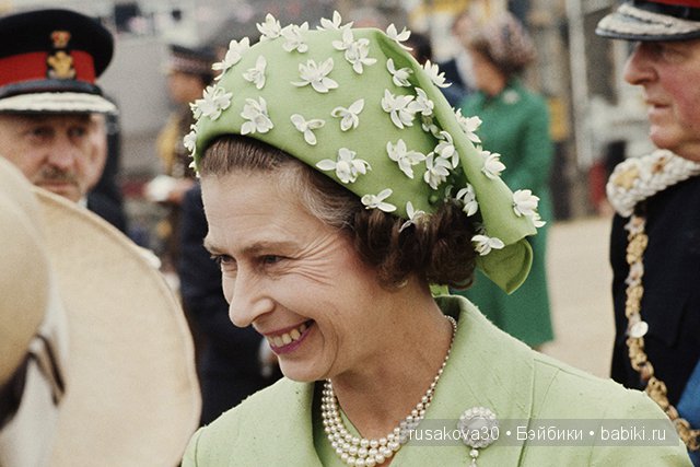 Елизавета II: любительница шляпок и королева без паспорта (фото 6)