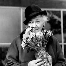 С днем рождения, Фаина Раневская .