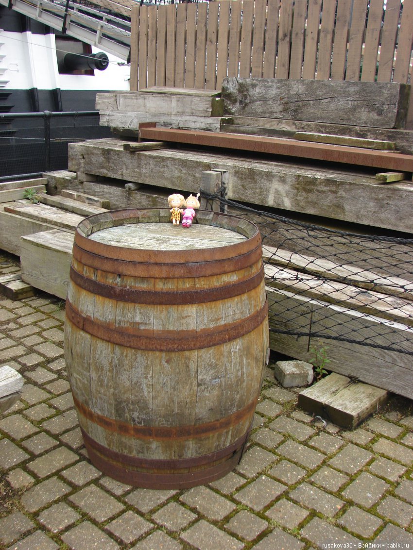 Пятнадцать человек на сундук мертвеца...Йо-хо-хо, и бутылка рому