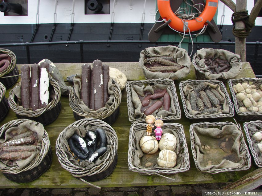 Пятнадцать человек на сундук мертвеца...Йо-хо-хо, и бутылка рому