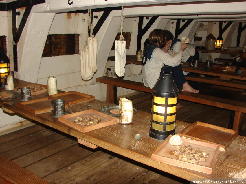 Пятнадцать человек на сундук мертвеца...Йо-хо-хо, и бутылка рому