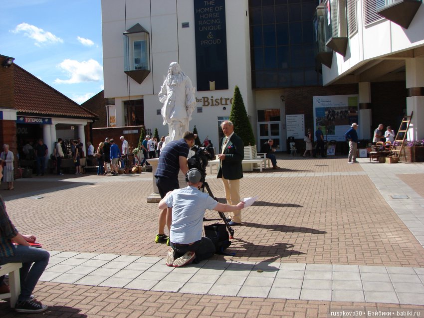 Антикварный базар в маленьком английском городке Нью́маркет ( Newmarket)