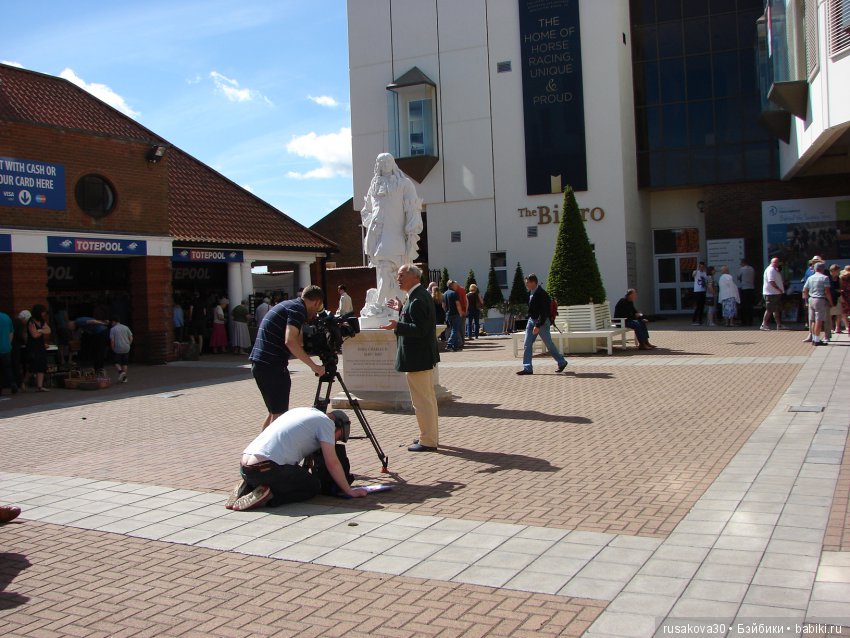 Антикварный базар в маленьком английском городке Нью́маркет ( Newmarket)
