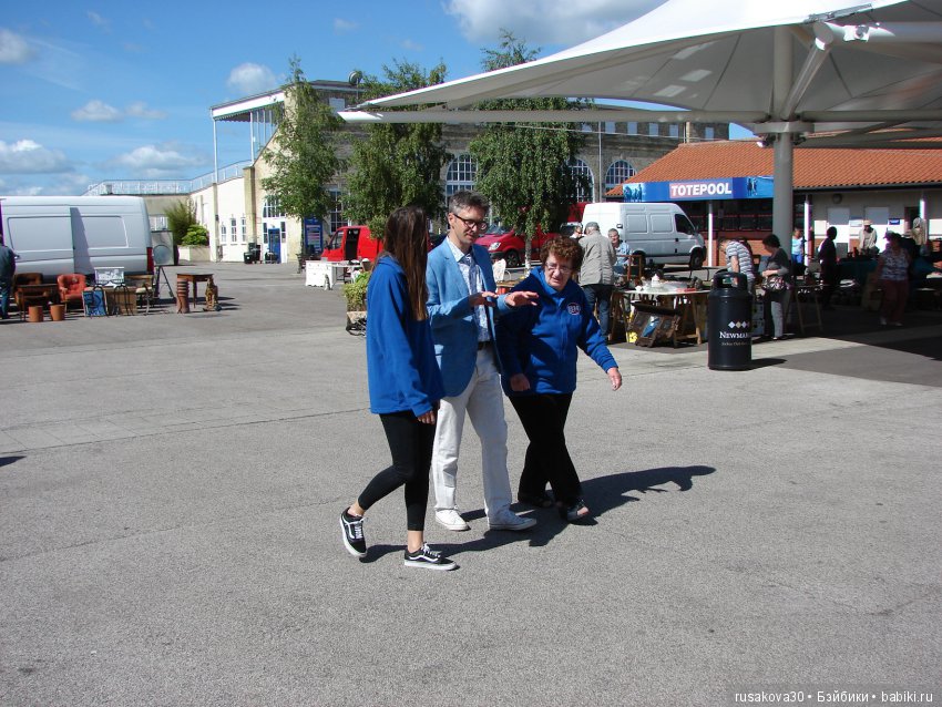 Антикварный базар в маленьком английском городке Нью́маркет ( Newmarket)