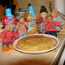 А вот кому блины, блинчики? Налетай, пока горячи