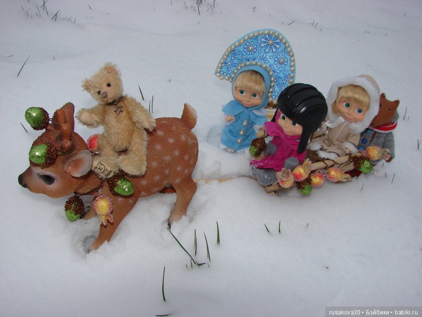 Снежные забавы — Куклы Маша и Медведь (Simba): Маша в кармашке