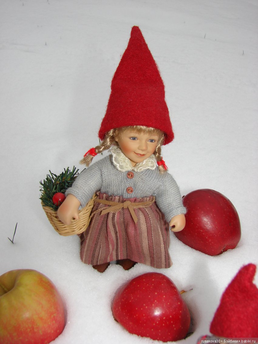 Снежные забавы — Куклы Маша и Медведь (Simba): Маша в кармашке (фото 10)