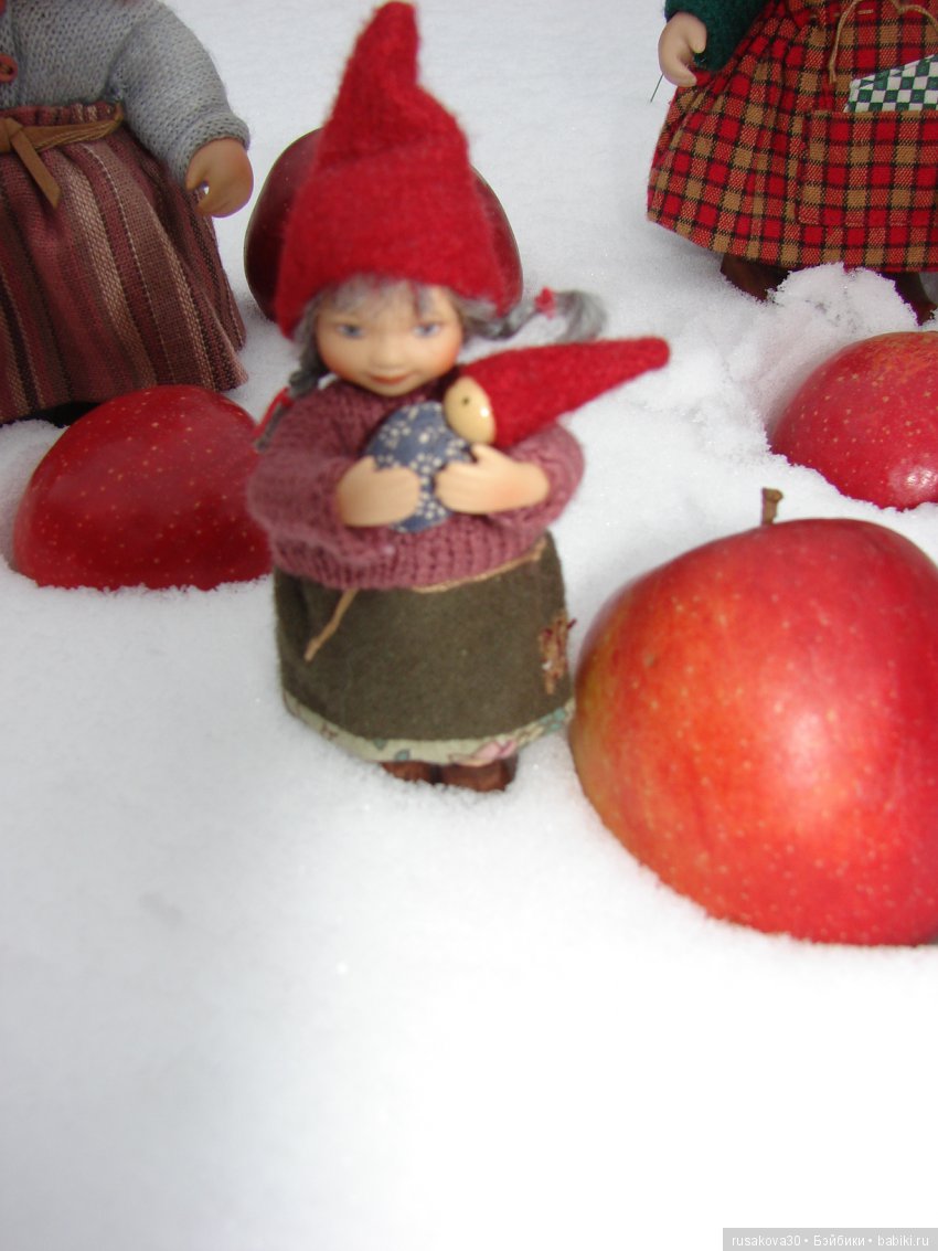 Снежные забавы — Куклы Маша и Медведь (Simba): Маша в кармашке (фото 9)