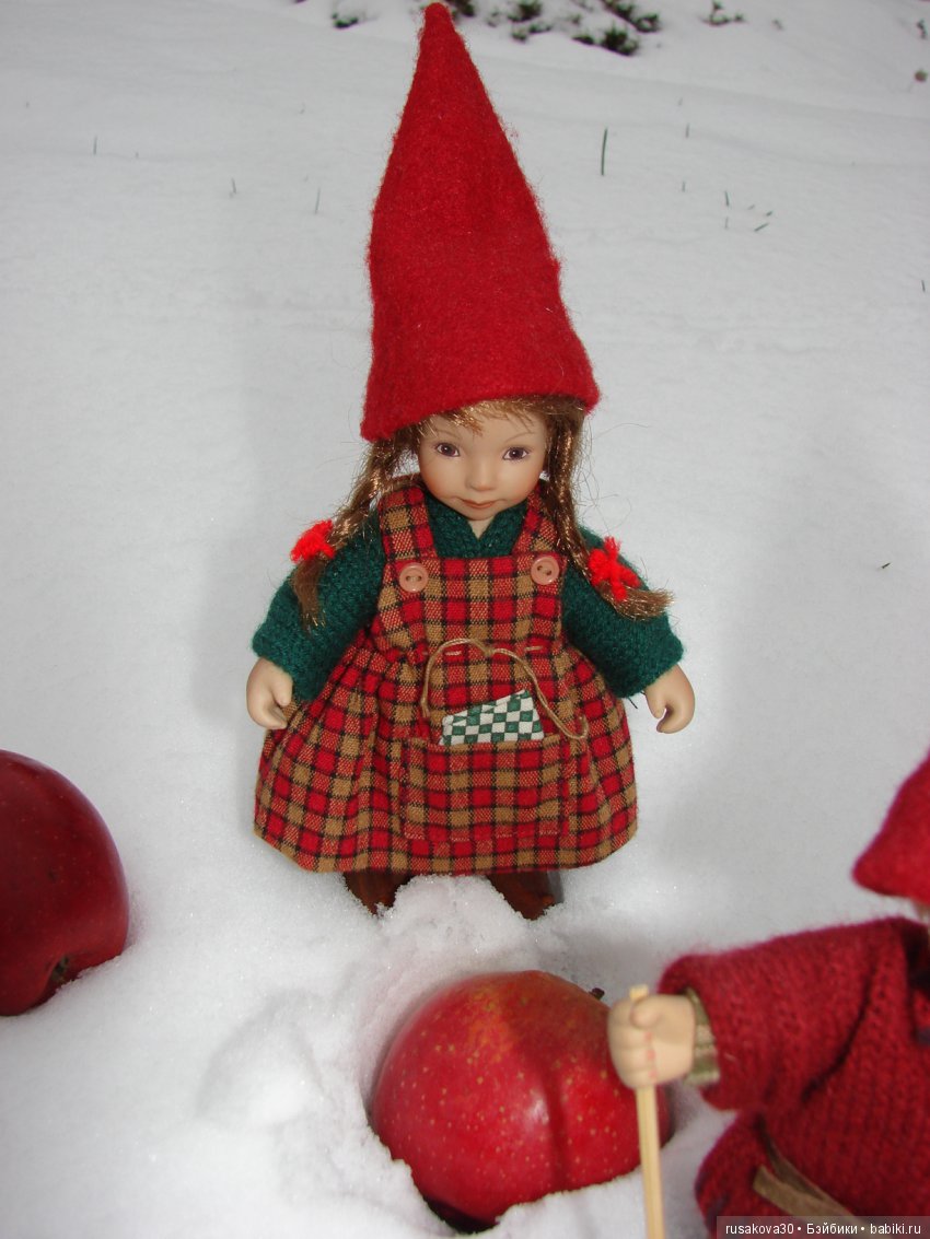 Снежные забавы — Куклы Маша и Медведь (Simba): Маша в кармашке