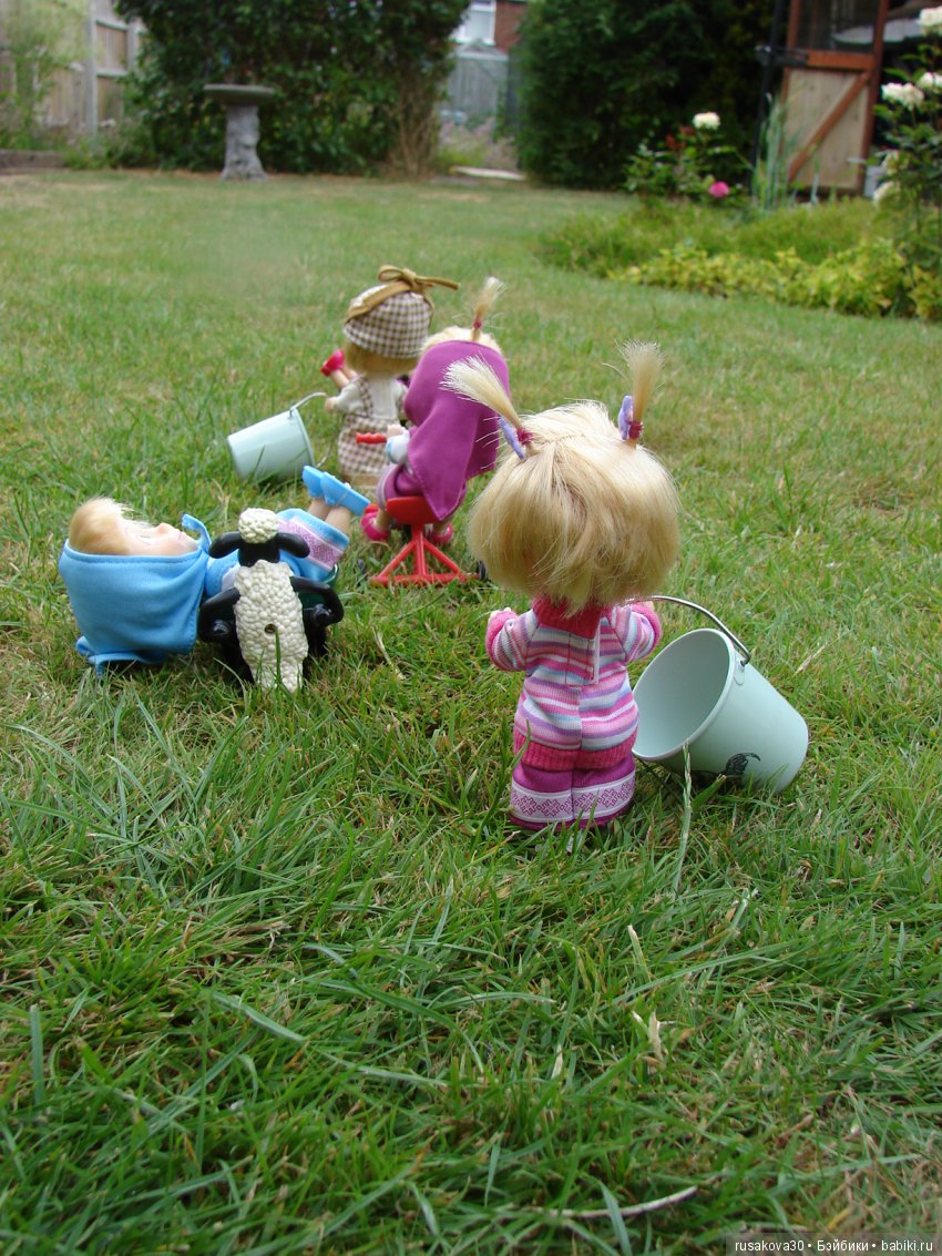 Борьба за урожай — Куклы Маша и Медведь (Simba): Маша в кармашке