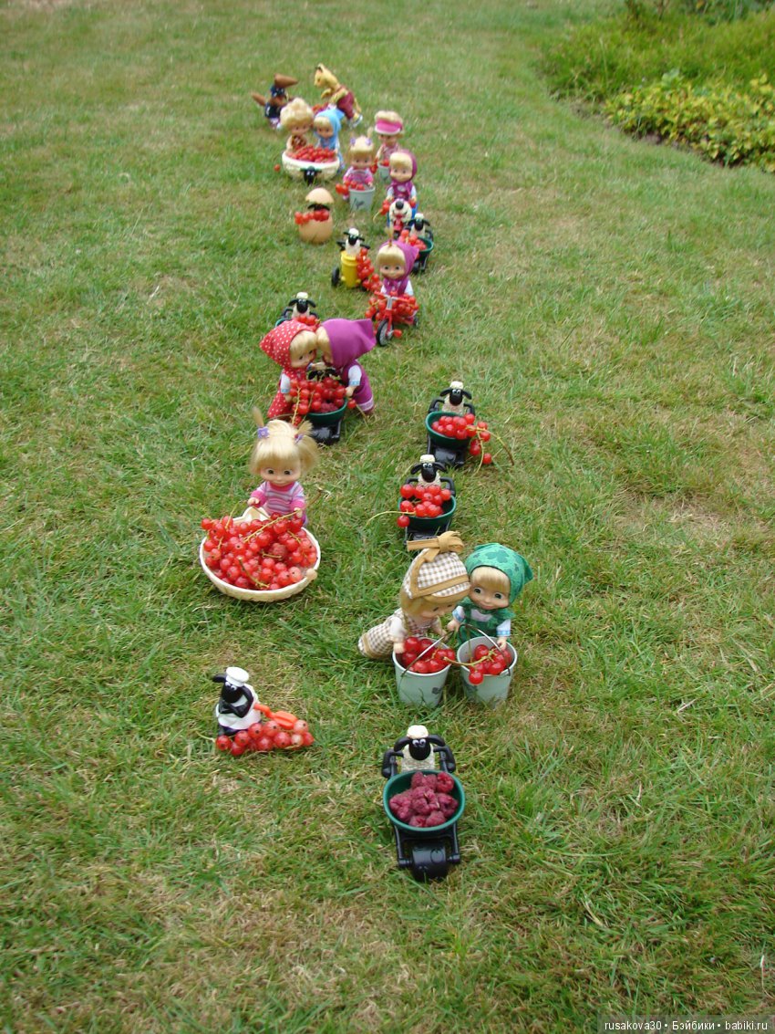 Борьба за урожай — Куклы Маша и Медведь (Simba): Маша в кармашке