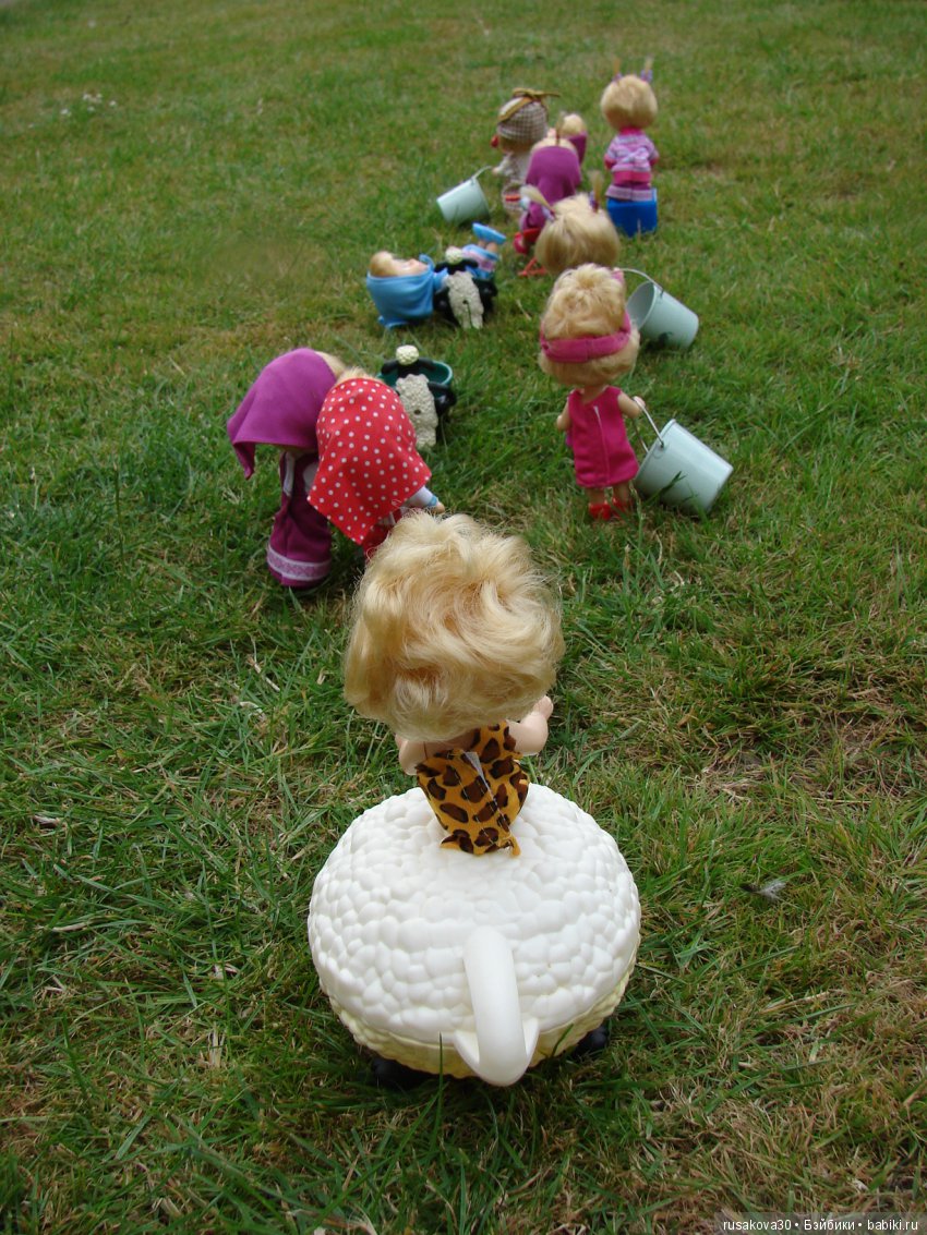 Борьба за урожай — Куклы Маша и Медведь (Simba): Маша в кармашке (фото 6)