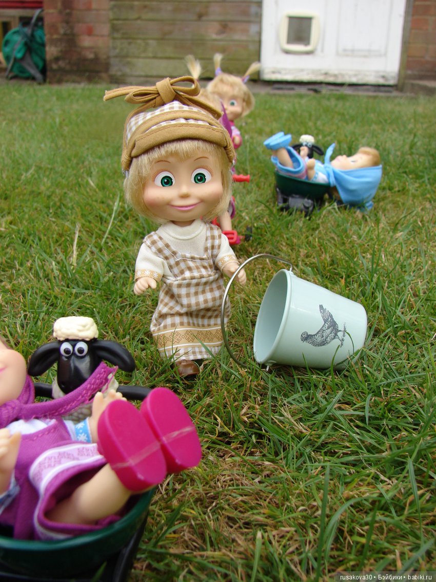 Борьба за урожай — Куклы Маша и Медведь (Simba): Маша в кармашке (фото 4)