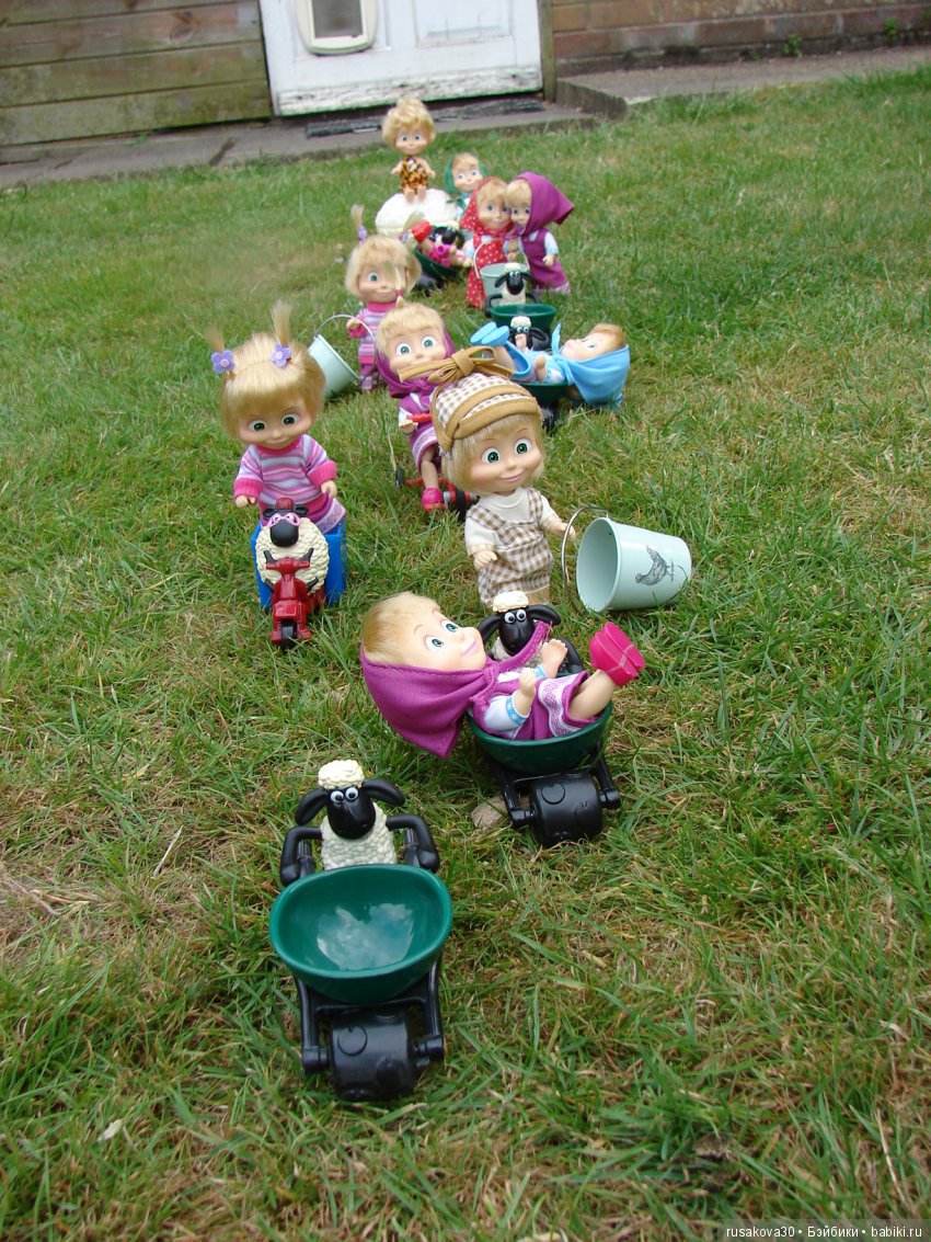 Борьба за урожай — Куклы Маша и Медведь (Simba): Маша в кармашке