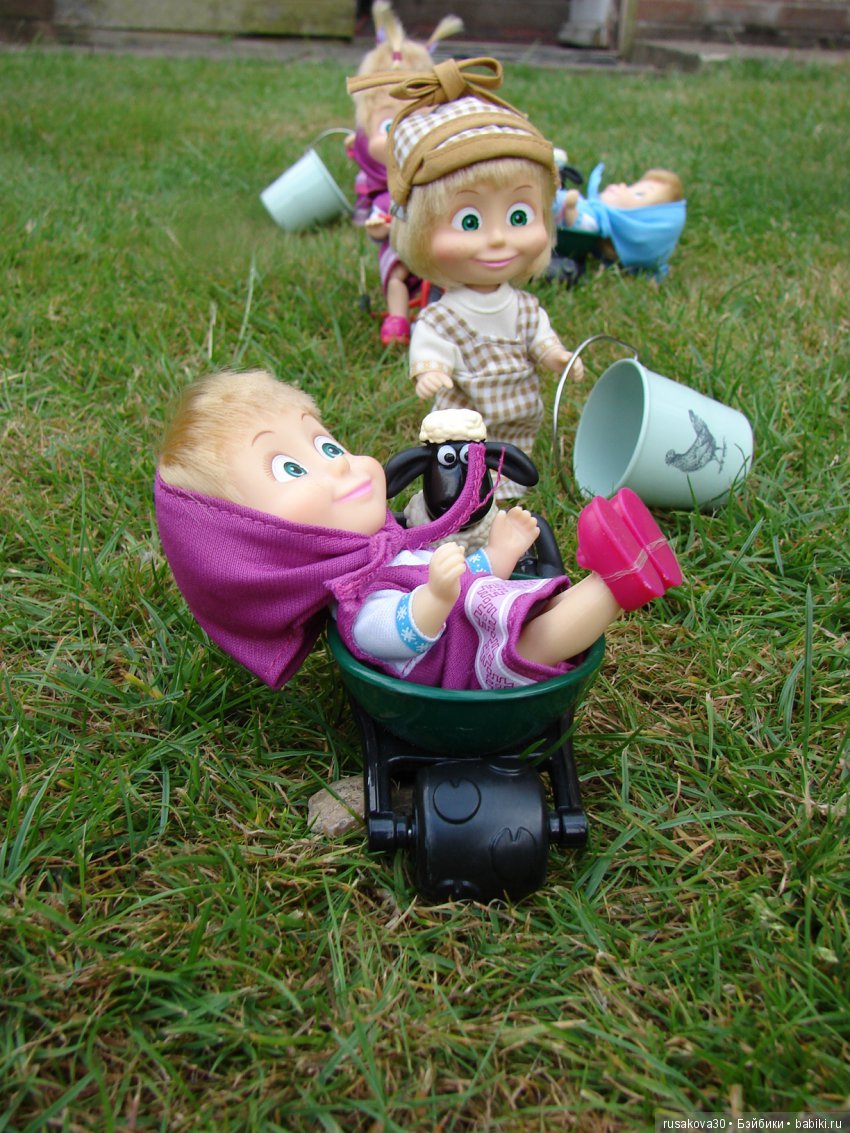 Борьба за урожай — Куклы Маша и Медведь (Simba): Маша в кармашке (фото 3)