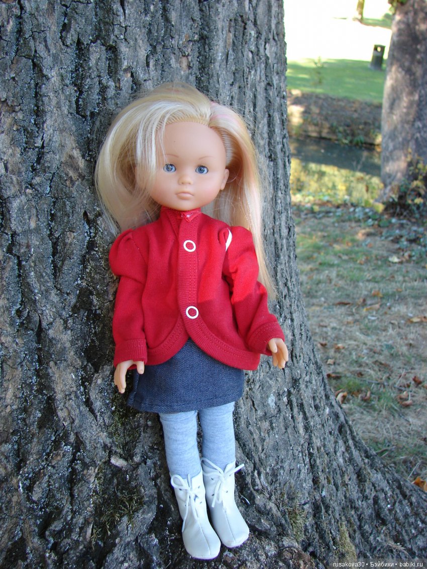 Блондика с розовыми прядками в волосах