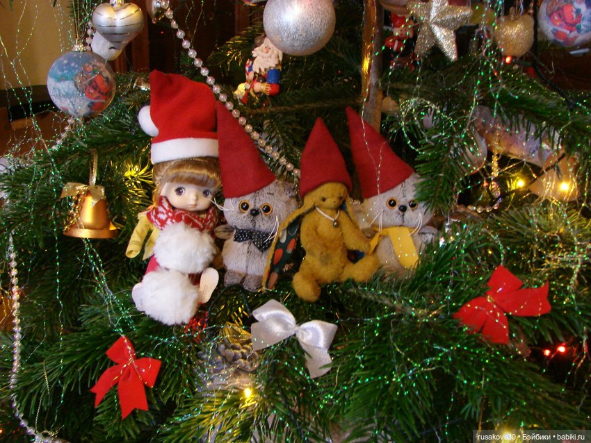 Новогодние поздравления от товарищей в красных колпачках