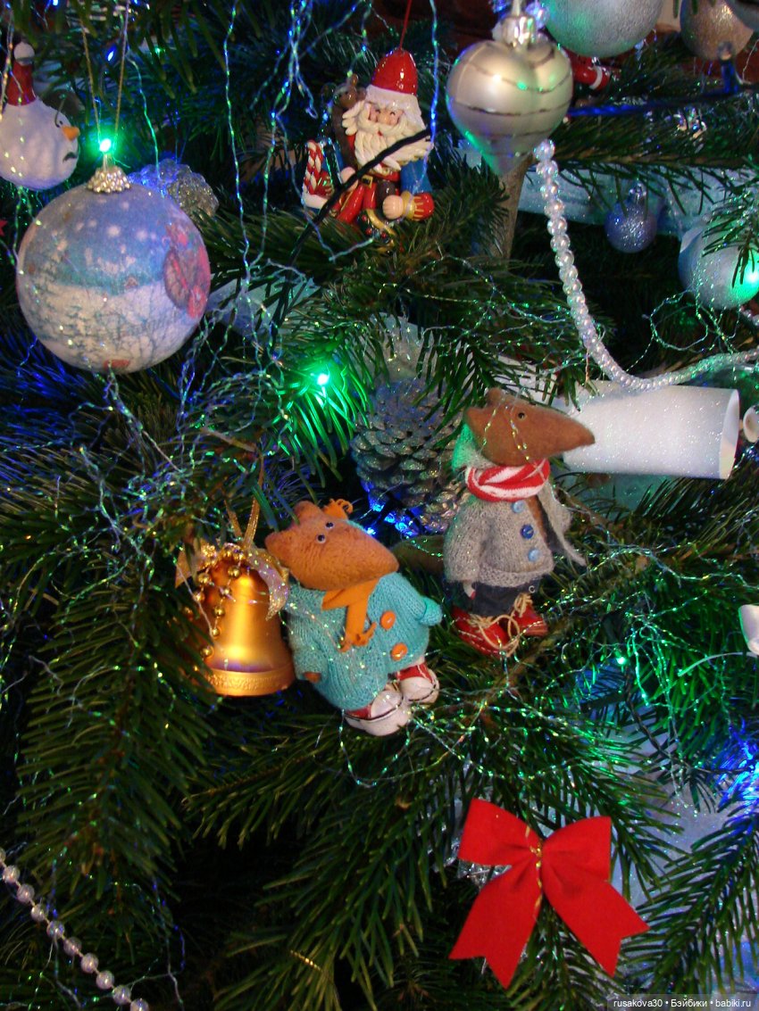 Новогодние поздравления от товарищей в красных колпачках