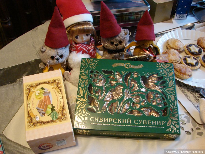 Новогодние поздравления от товарищей в красных колпачках