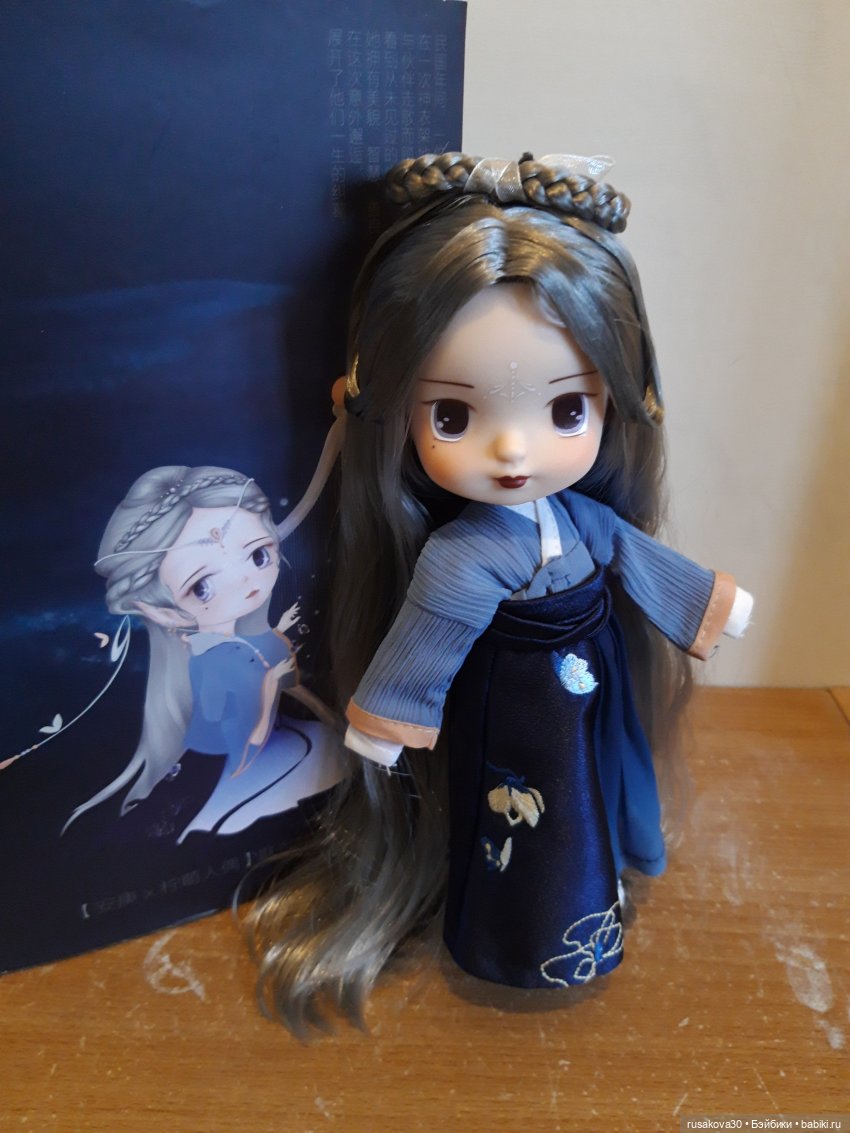 Куколка с голубыми волосами